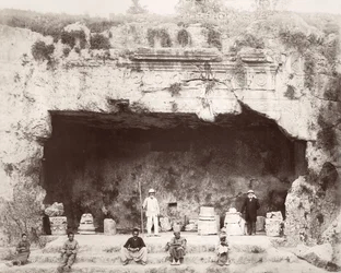 Conrad Schick (rechts) am Grab der Könige, Jerusalem, 1897